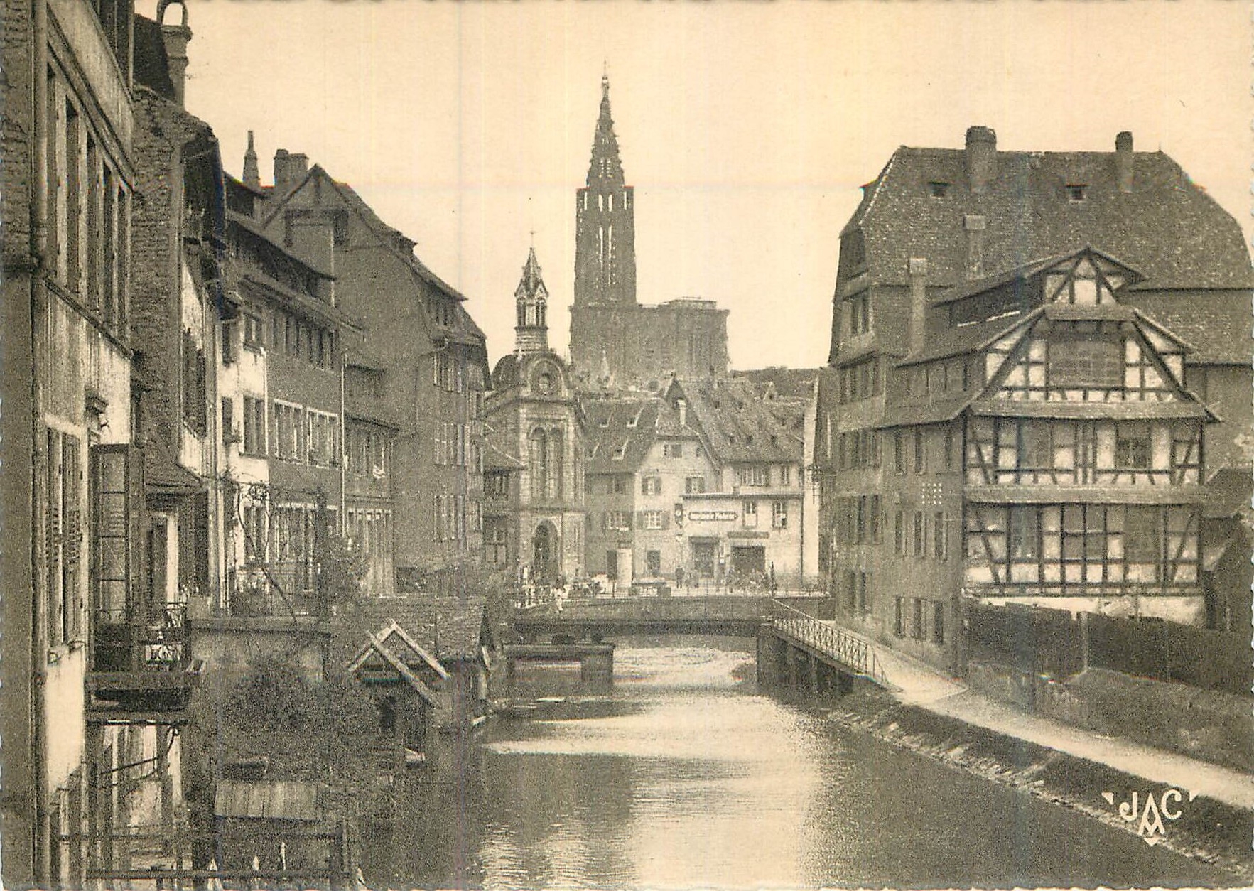 Strasbourg — Vue du canal et de la cathédrale — JAC