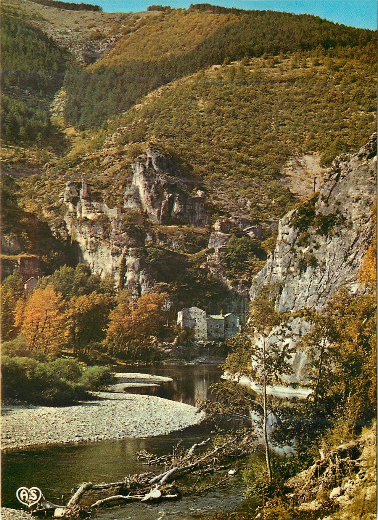 CPM En Parcourant les Gorges du Tarn Le Chateau de Castelbouc dominant la Vallee du Tarn En Parcourant les Gorges du Tar