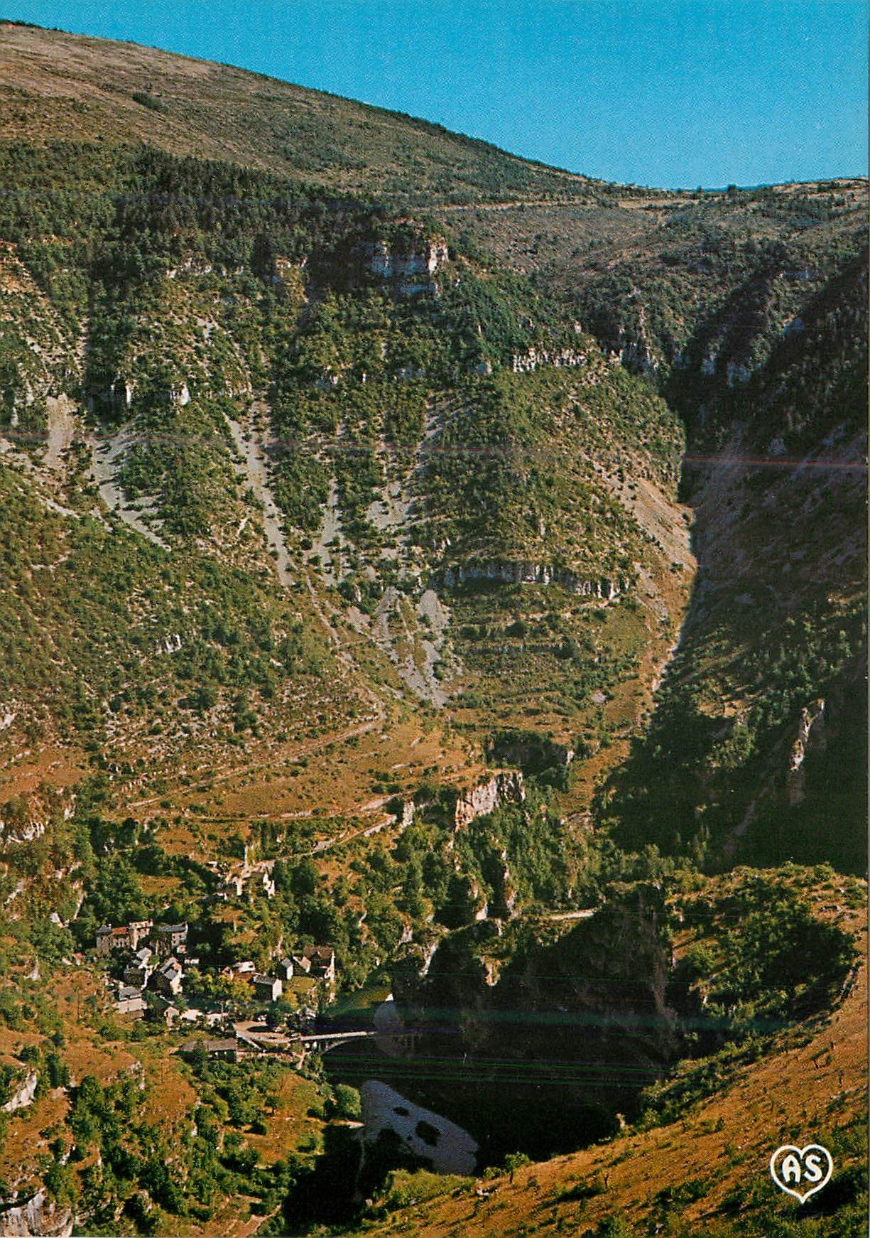 CPM En Parcourant les Gorges du Tarn Le Tarn dans un de ses meandres St Chely du Tarn dans son site pittoresque avec sa 