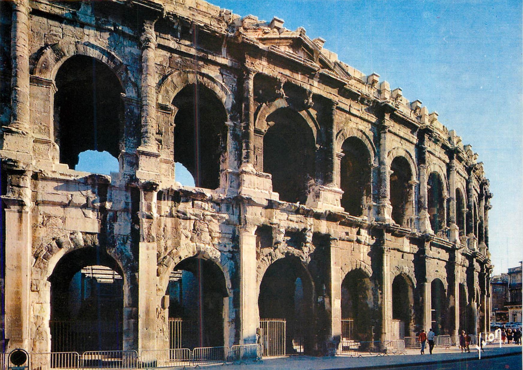 Les Arènes - Amphithéâtre Romain — fin du 1er siècle après J.-C. — Éditions d'art Yvon