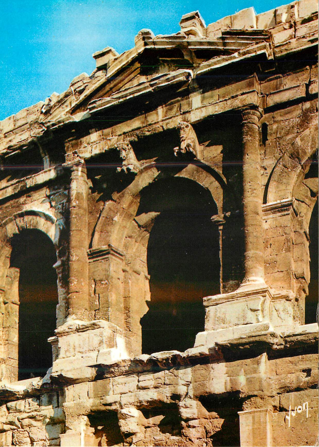 Nîmes (Gard) — Amphithéâtre Romain — consoles en forme de taureaux et fronton — Éditions d'art Yvon