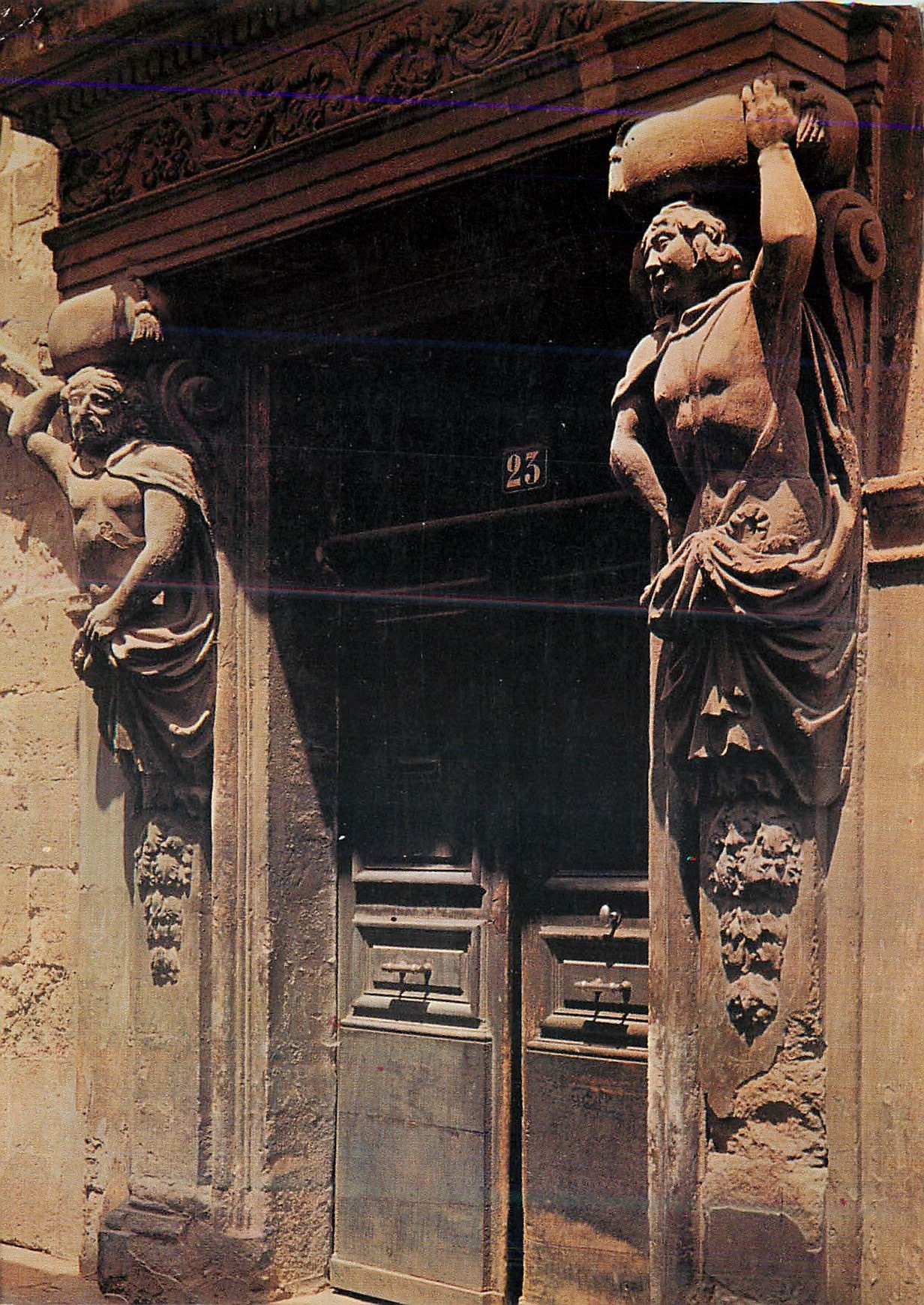 CPM Beaucaire (Gard) Porte des Cariatides Ancien Hotel des Paralets