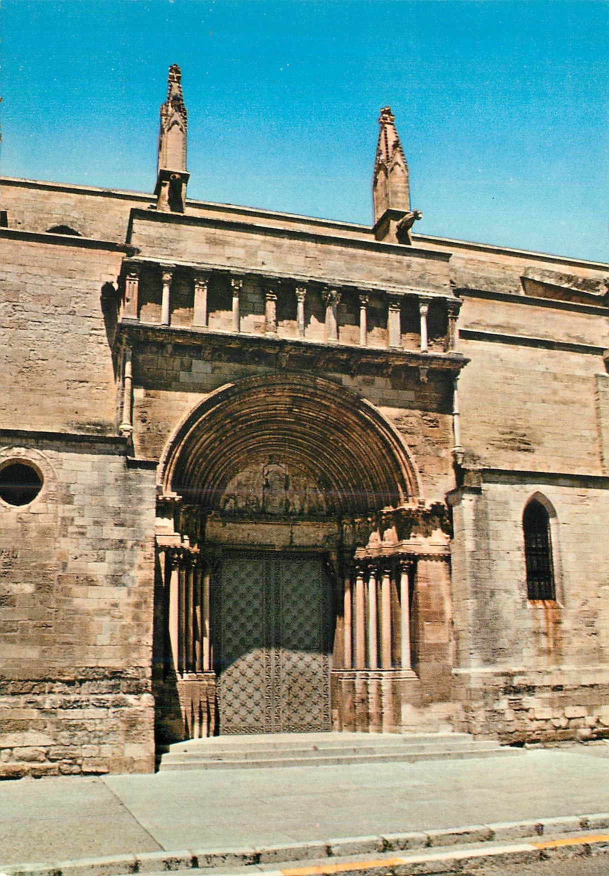 CPM Tarascon (Bouches du Rhone) Portrail de l'Eglise Sainte Marthe un des plus beaux de Provence (restaure apres la geur
