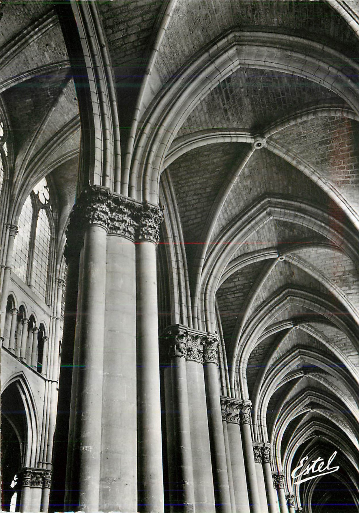 CPM La Cathedrale de Reims (XIIIe siecle) Perspecitve sur la Voute du Bas Cote Sud South Aisle View of the Vault