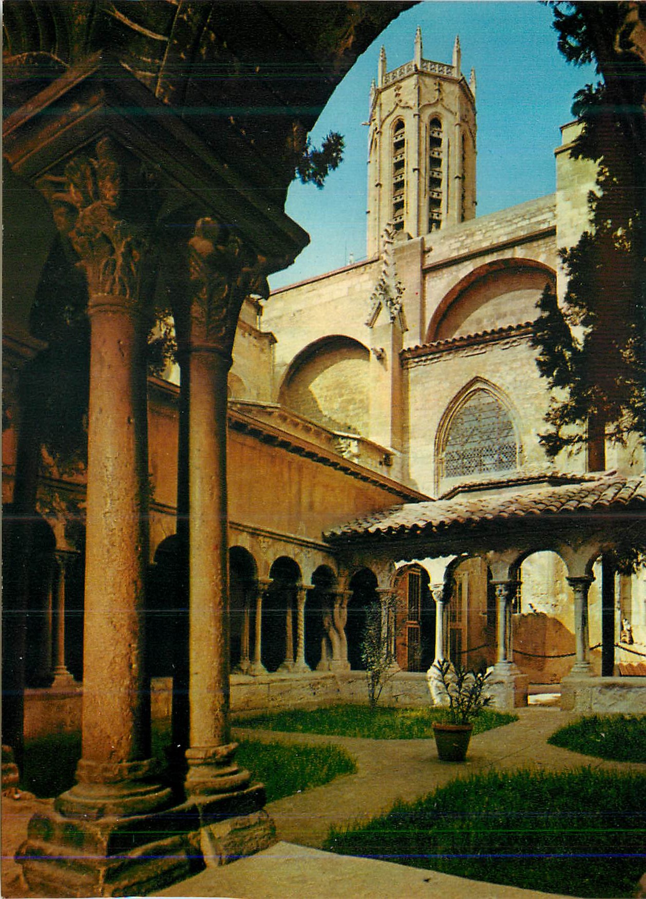 Aix-en-Provence — Le clocher de la cathédrale Saint-Sauveur vu de l'intérieur du cloître — éditions de France