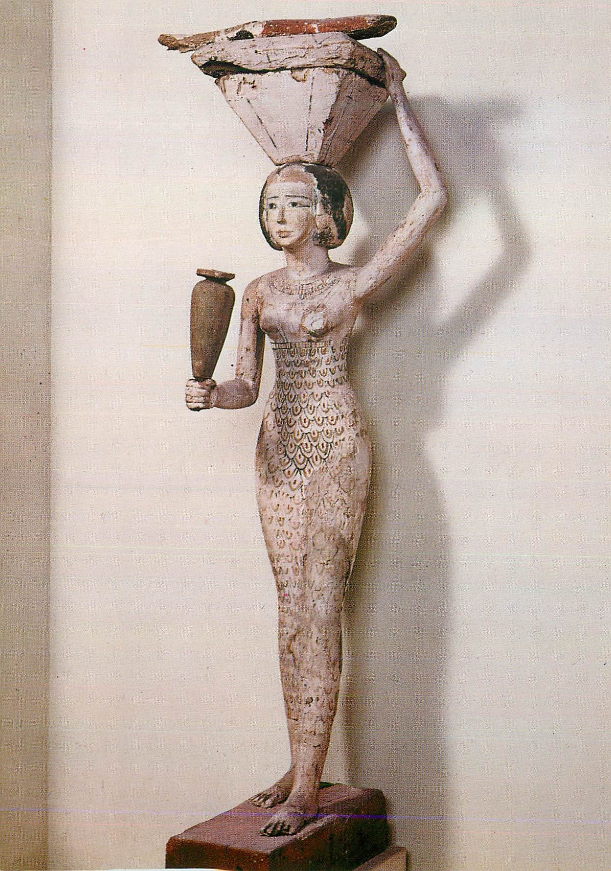 CPA Paris Musee du Louvre Departement des Antiquites Egyptiennes Servante apportant au mort un vase et un panier surmont