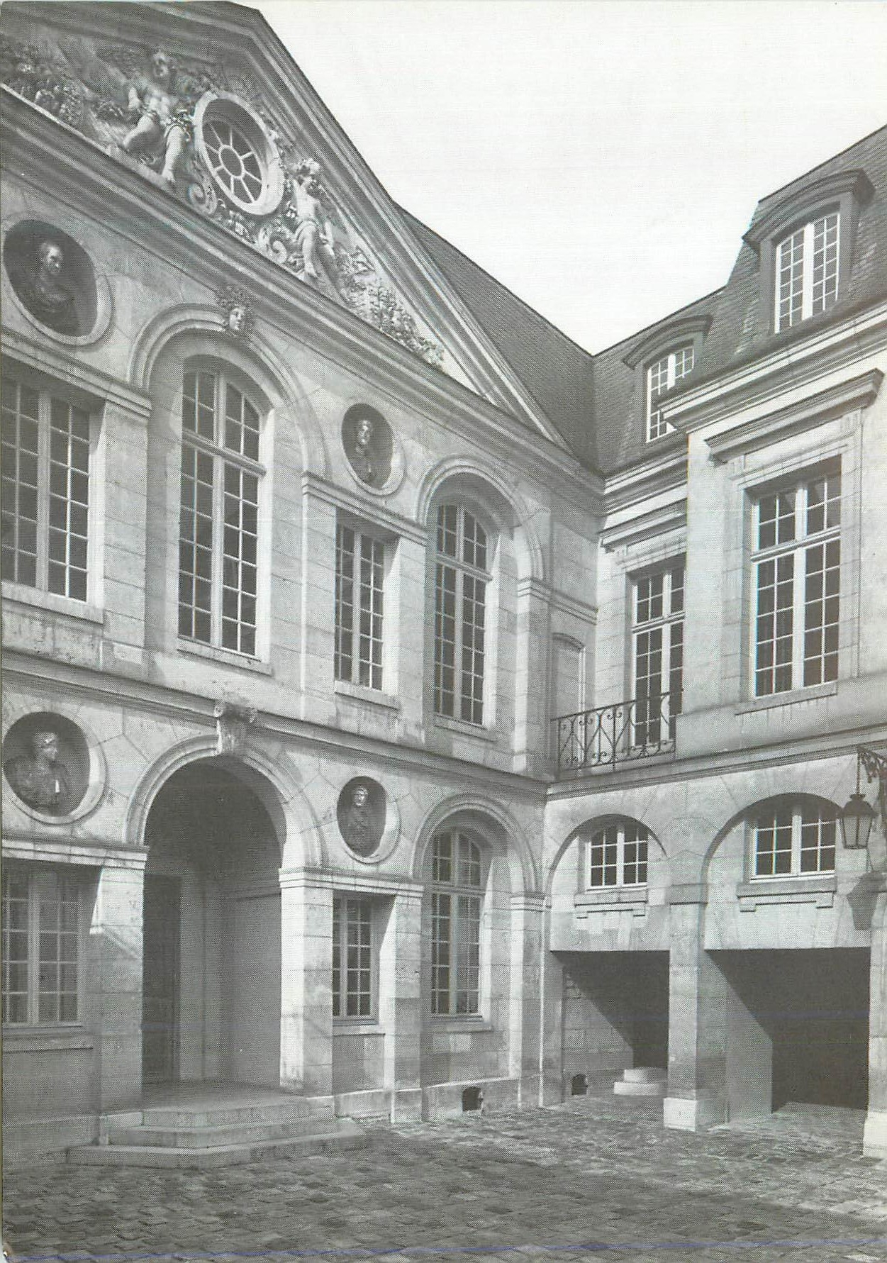 CPM Paris Musee Bricard (Musee de la Serrure) Hotel Liberal Bruant detail de la facade XVIIe siecle