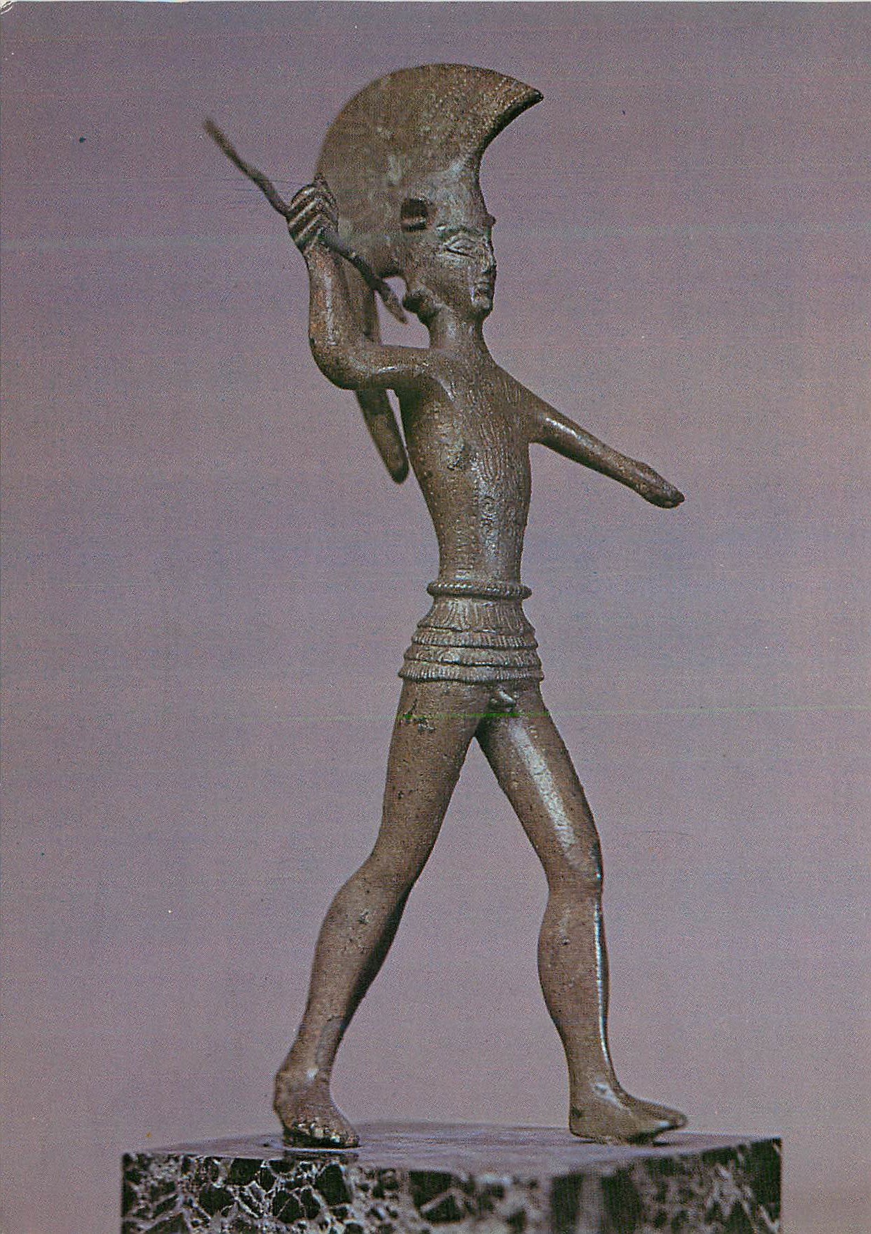Guerrier étrusque brandissant sa lance — Statuette en bronze, Vᵉ siècle av. J.-C. — Éditions des musées nationaux, 1977