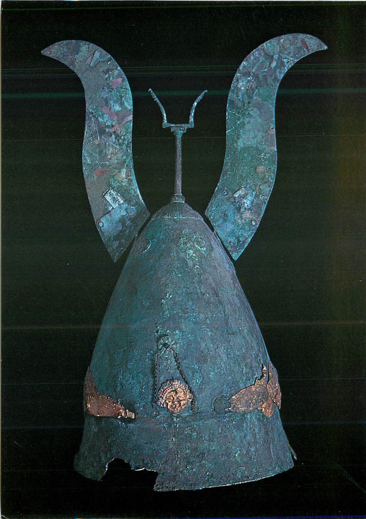 Casque italique en bronze orné d'une couronne d'or — IVe siècle av. J.-C. — Éditions des musées nationaux, GR. 1558