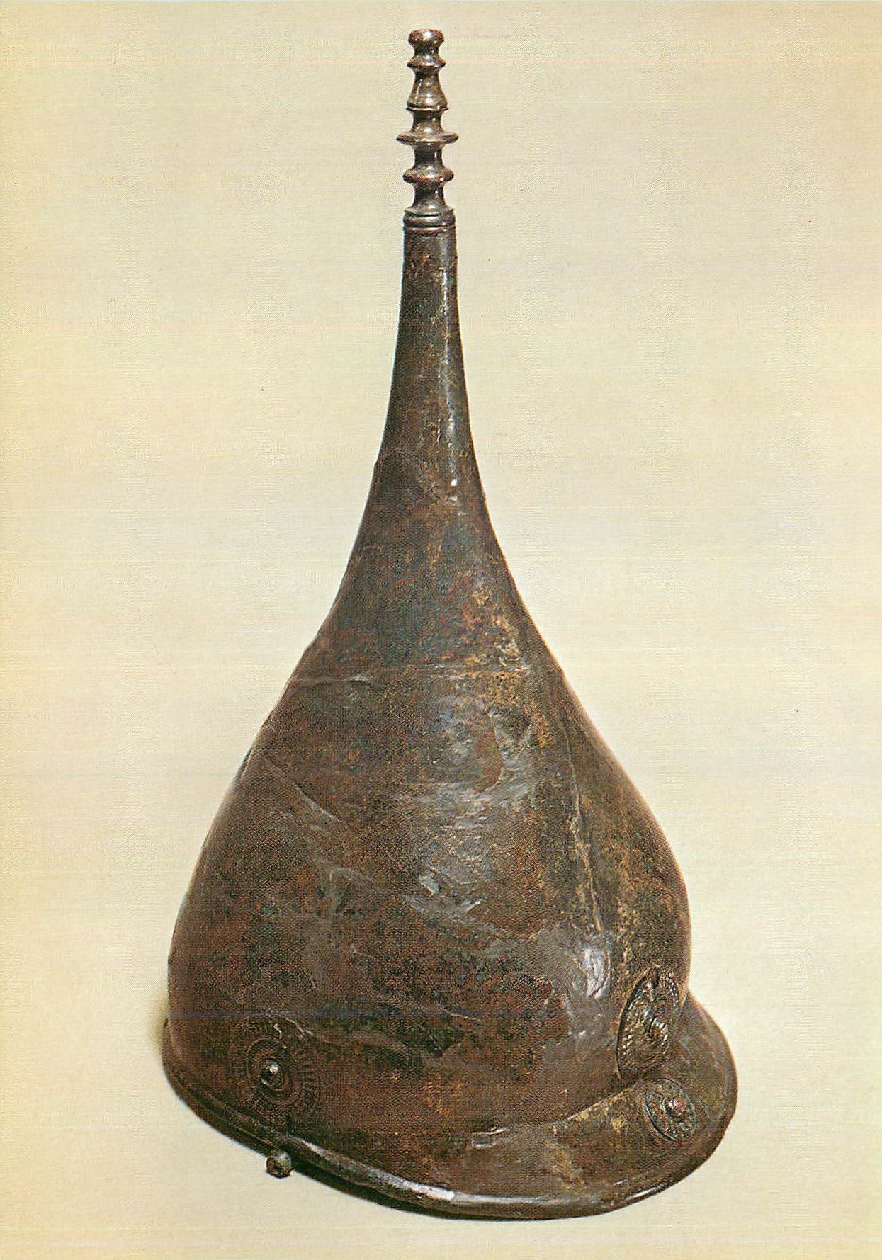 Casque gaulois — tombe à char de Gorge-Meillet (Marne) — Ve siècle av. J.-C. — Éditions des Musées Nationaux