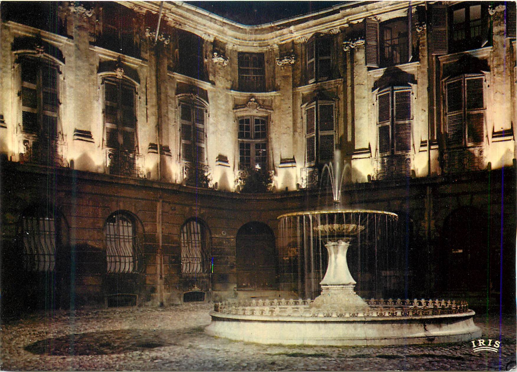 CPM Aix en Provence (B du R) La place d'Albertas La fontaine et les hotels du XVIIe s (La nuit) 