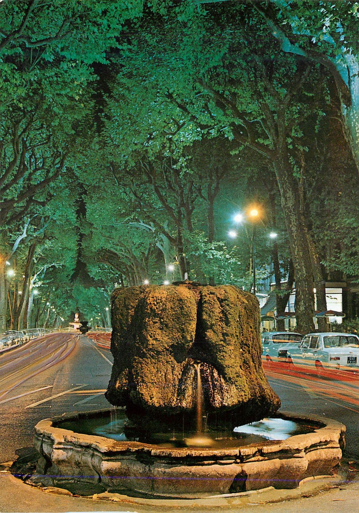 CPM Aix en Provence Fontaine thermale sur le cours Mirabeau la nuit La Cite du Roy Rene
