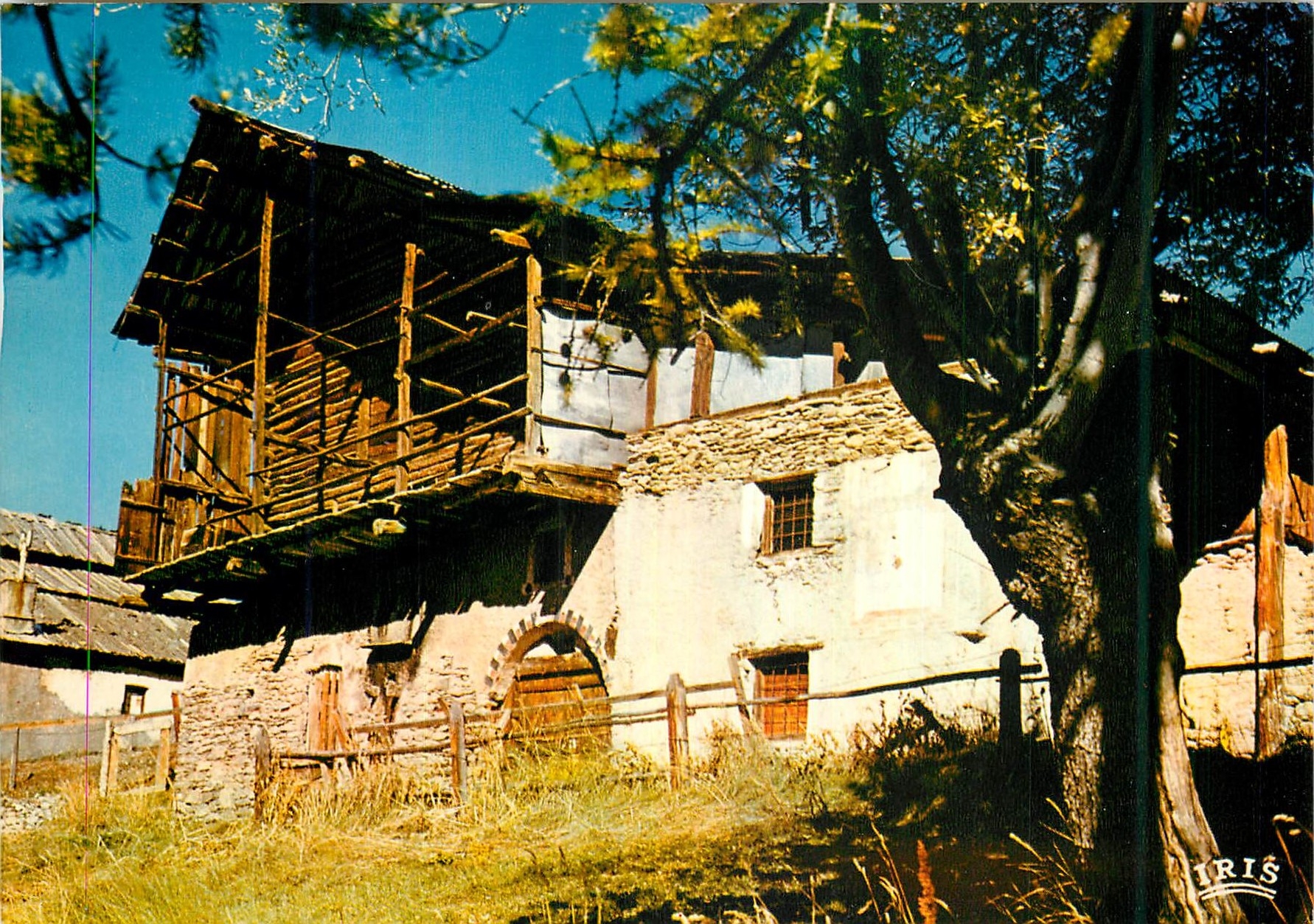 Maison du XVIIIe siècle à Saint-Véran — Le Queyras (Hautes-Alpes) — Éditions Réunies Panazol