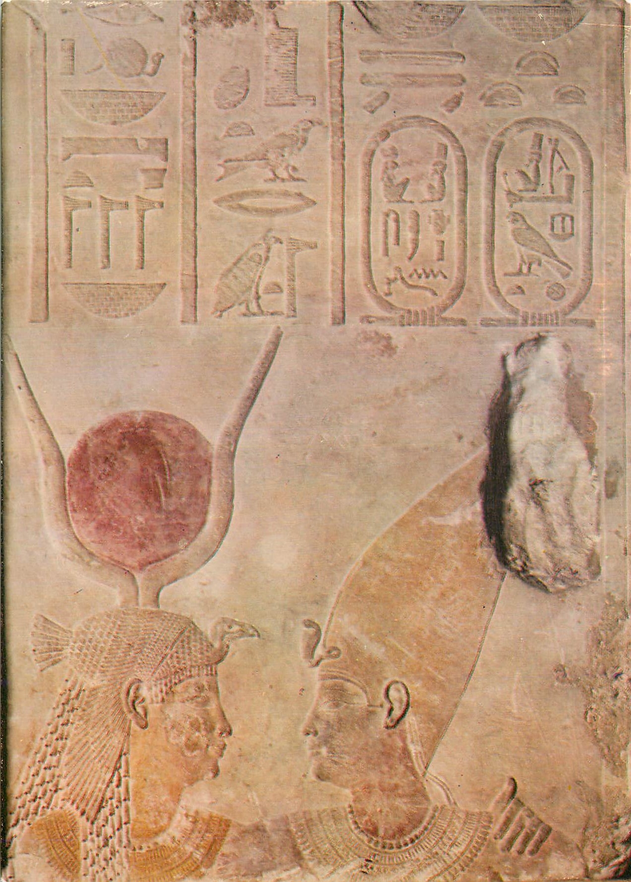 Le roi Néctanéo II et la déesse Isis — provenant du Sérapéum — Musée du Louvre