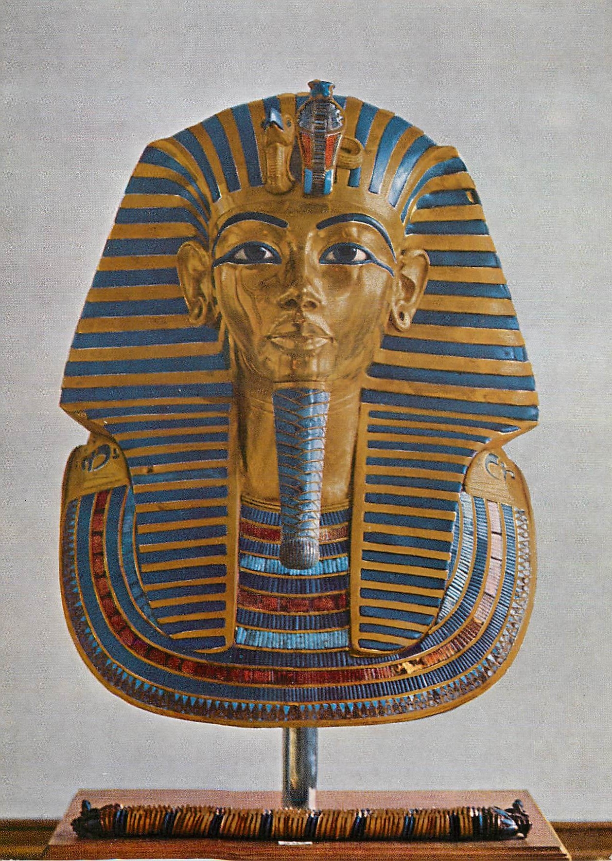 Masque d'or du pharaon Toutânkhamon — 1358-1349 av. J.-C. — HIRMER Verlag München, n° 1342