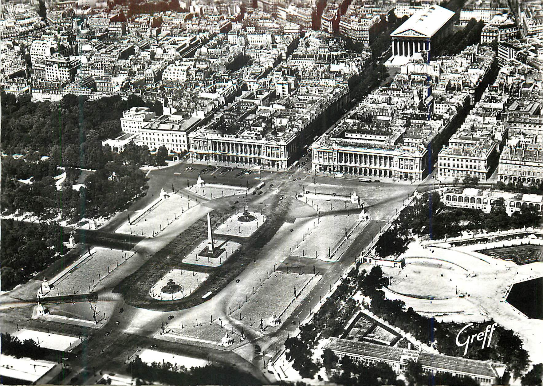 CPM Paris Vue aerienne La place de la Concorde Les Ministeres Ambassade des USA la rue Royale et l'Eglise de la Madelein