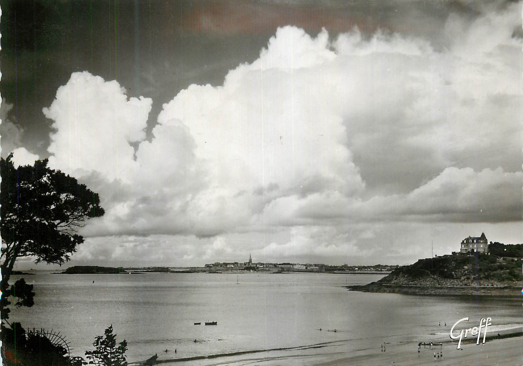 CPM Dinard (I et V) La plage et vue generale sur St Malo