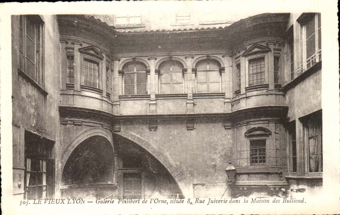 LE VIEUX LYON — Galerie Philibert de l'Orne, située 8, Rue Juiverie dans la Maison des Bullioud