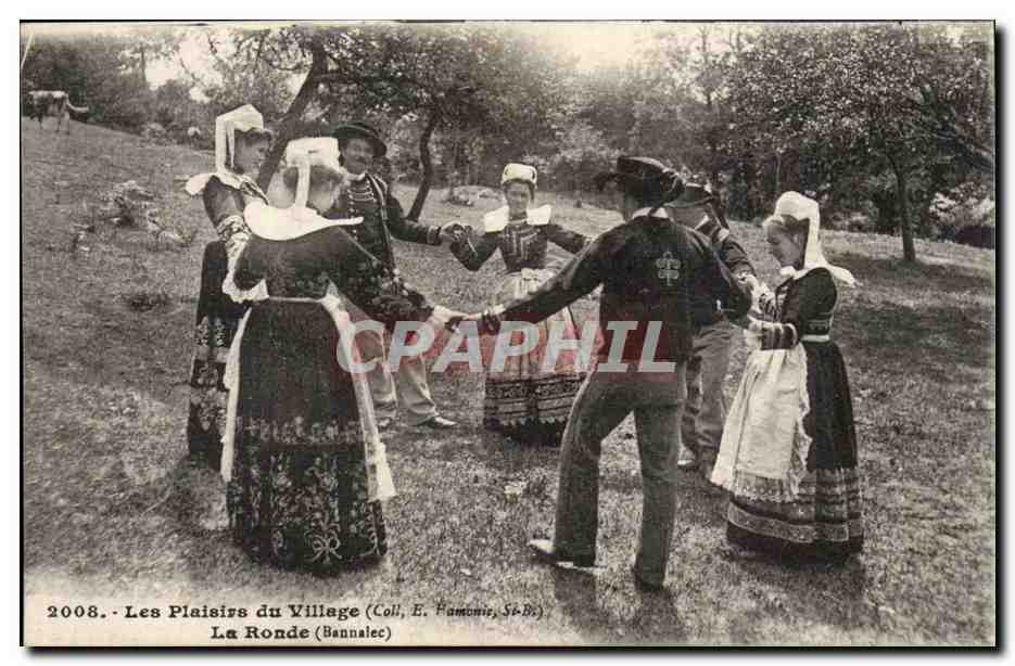 CPA Les plaisirs du village La ronde (Bannalec) (folklore danse)