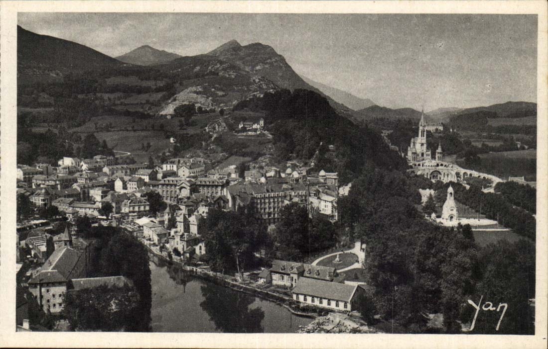 Lourdes CPA Vue generale prise du chateau fort