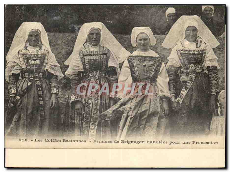 CPA Folklore costumes Les coiffes bretonnes Femmes de Brignogan habillees pour une procession