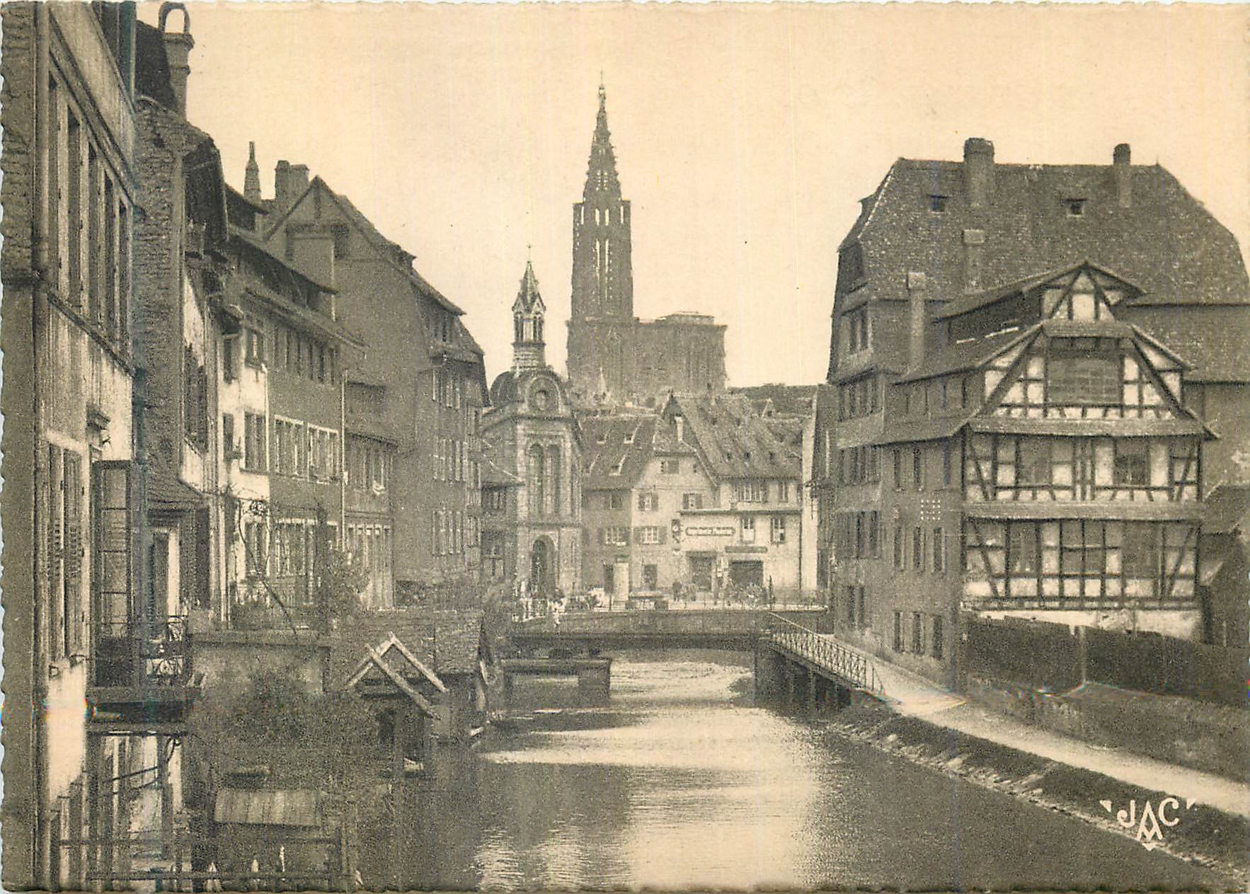 Strasbourg — Vue du canal et de la cathédrale — JAC