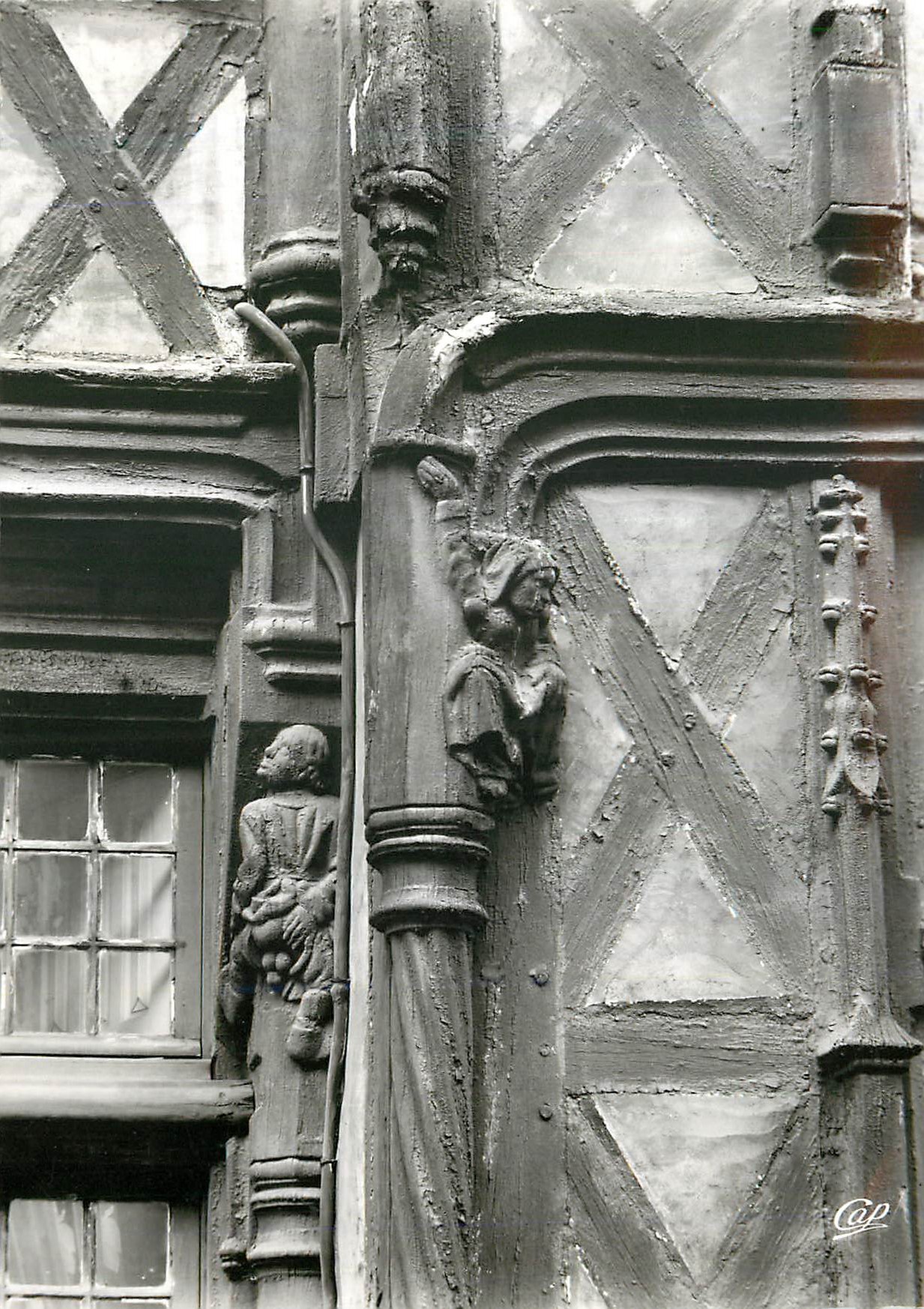 CPM Angers La Maison d'Adam Sculpture Representant l'Angevin Celebre