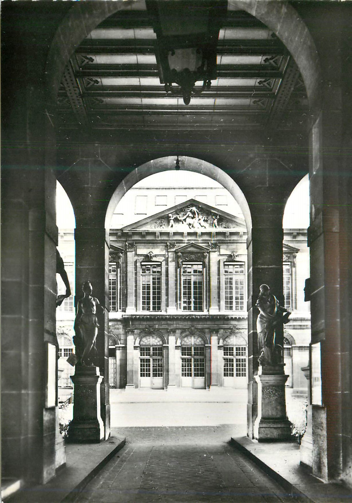 CPM Paris Bibliotheque Nationale Entree Vue sur la Cour Interieure