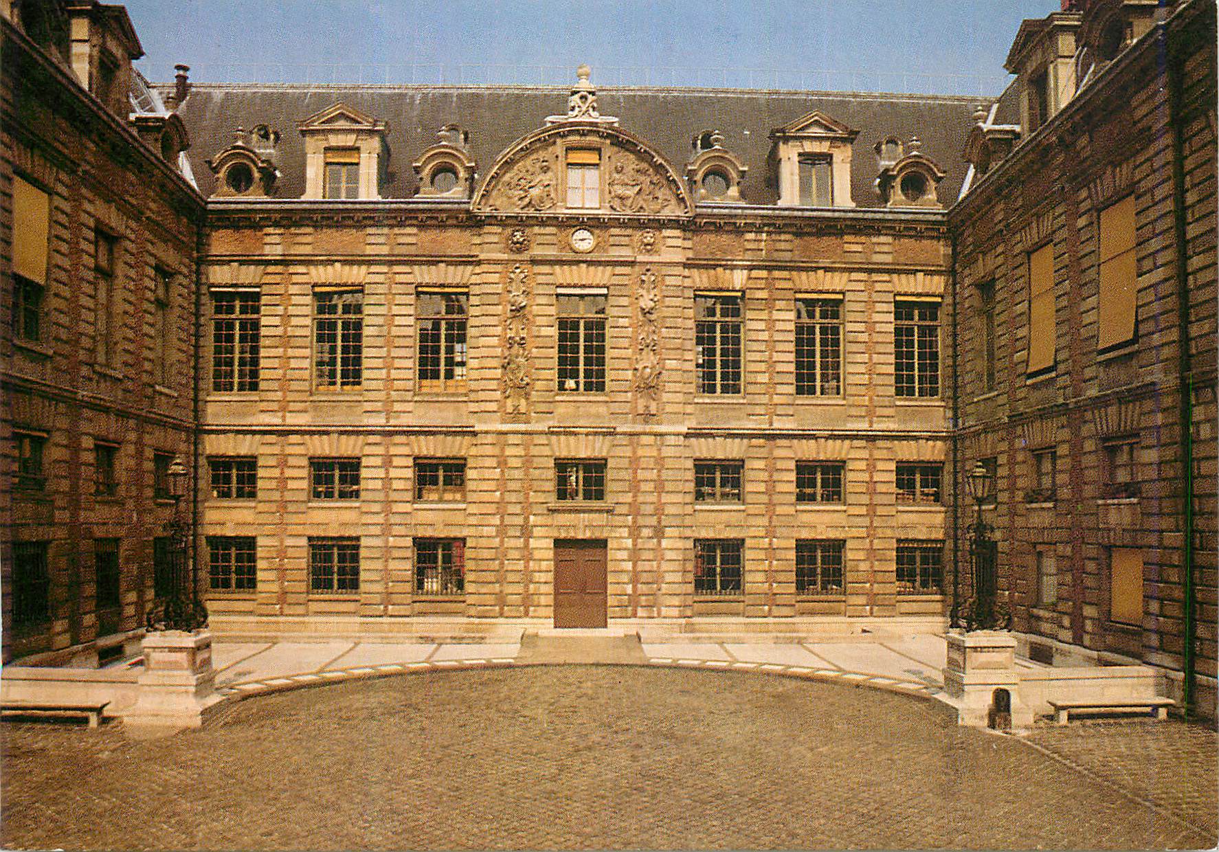 CPM Bibliotheque Nationale Cour de l'Hotel Tubeuf