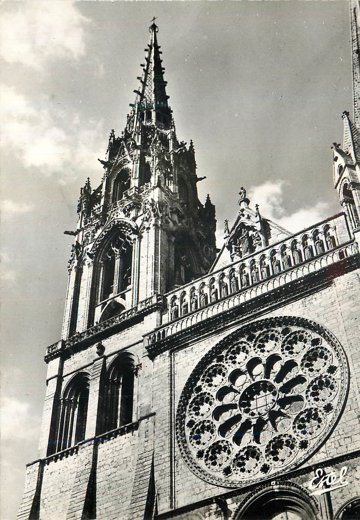 CPM La Cathedrale de Chartres Vue sur la Facade principale