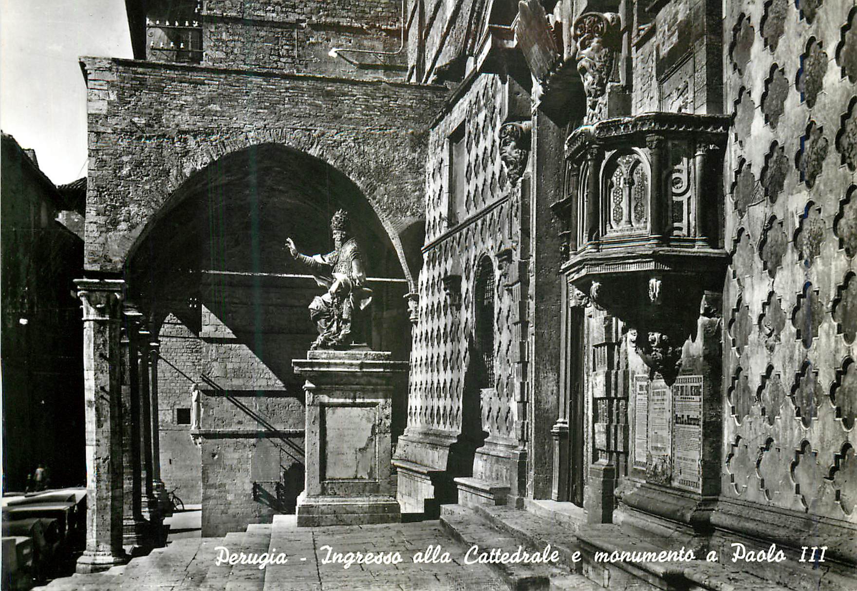 CPM Perugia Ingresso alla Cattedrale e Monumento a Paolo III