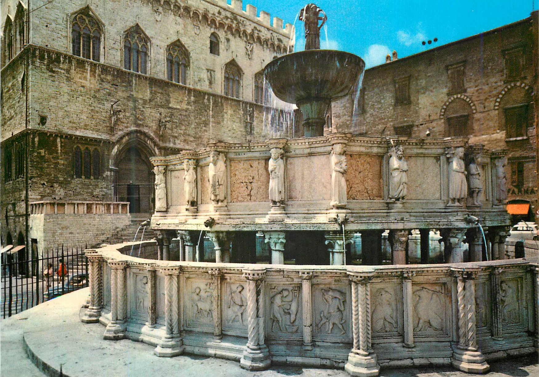 CPM Perugia Fontaine Maggiore et detail du Palais Communal