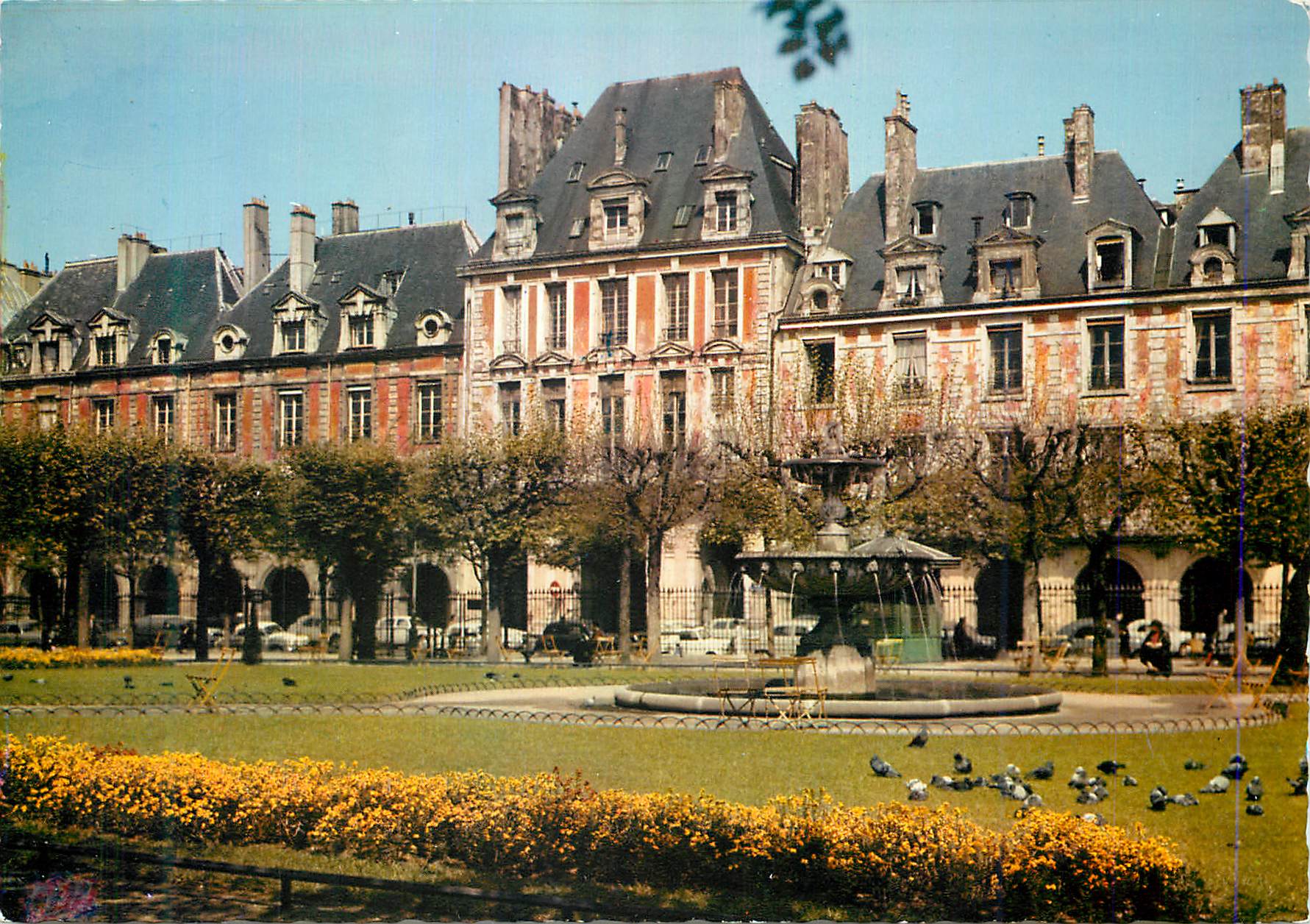 Place des Vosges — Paris — vue panoramique avec fontaine et pigeons