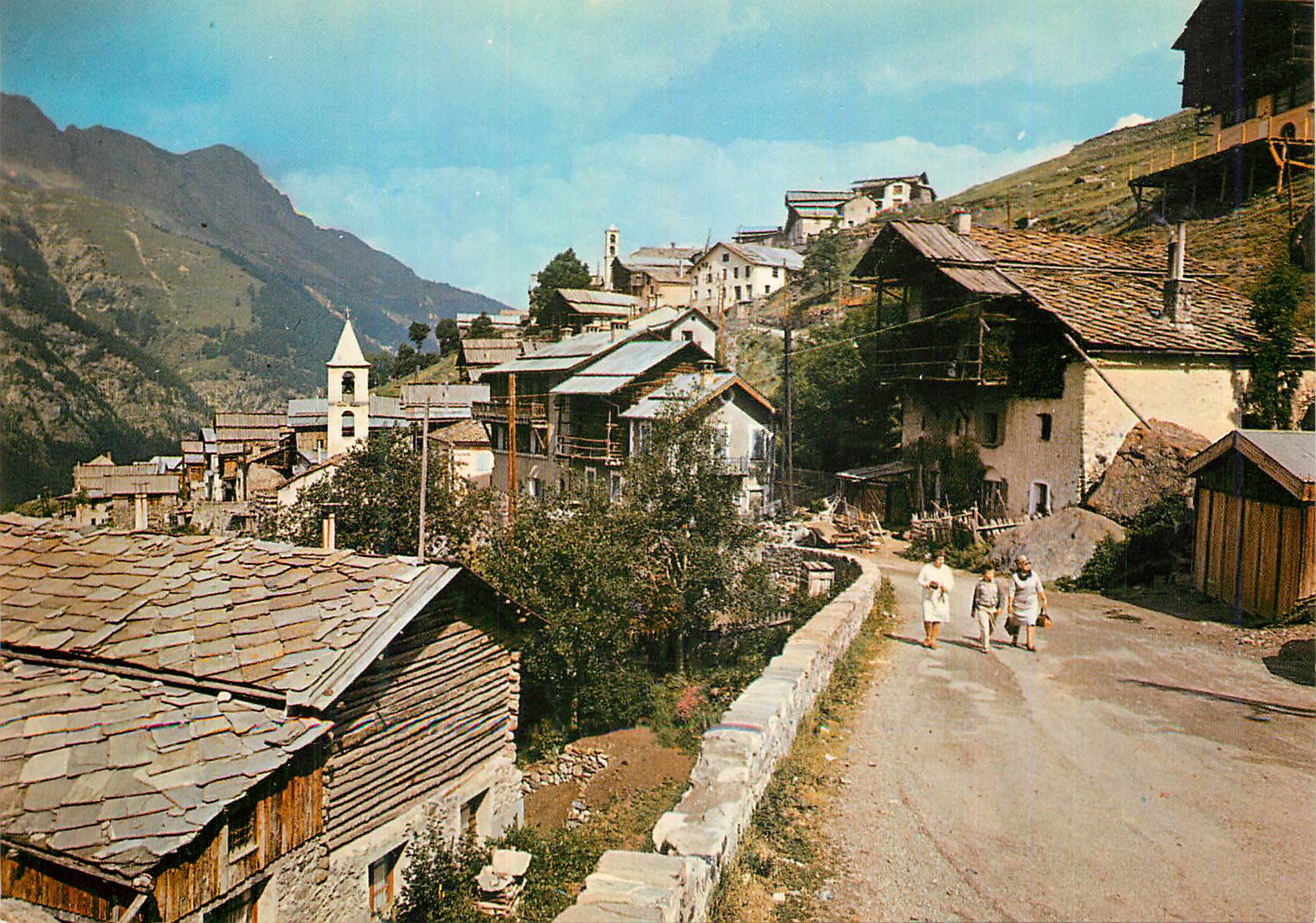 Village alpin — vue panoramique — éditeur non identifiable