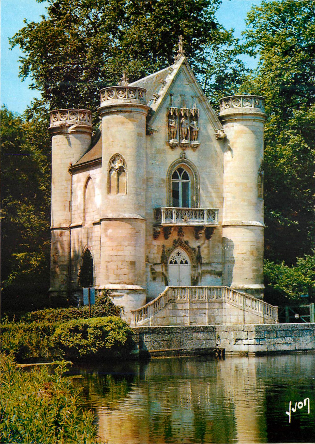 Château de la Motte — vue de face — Juvon