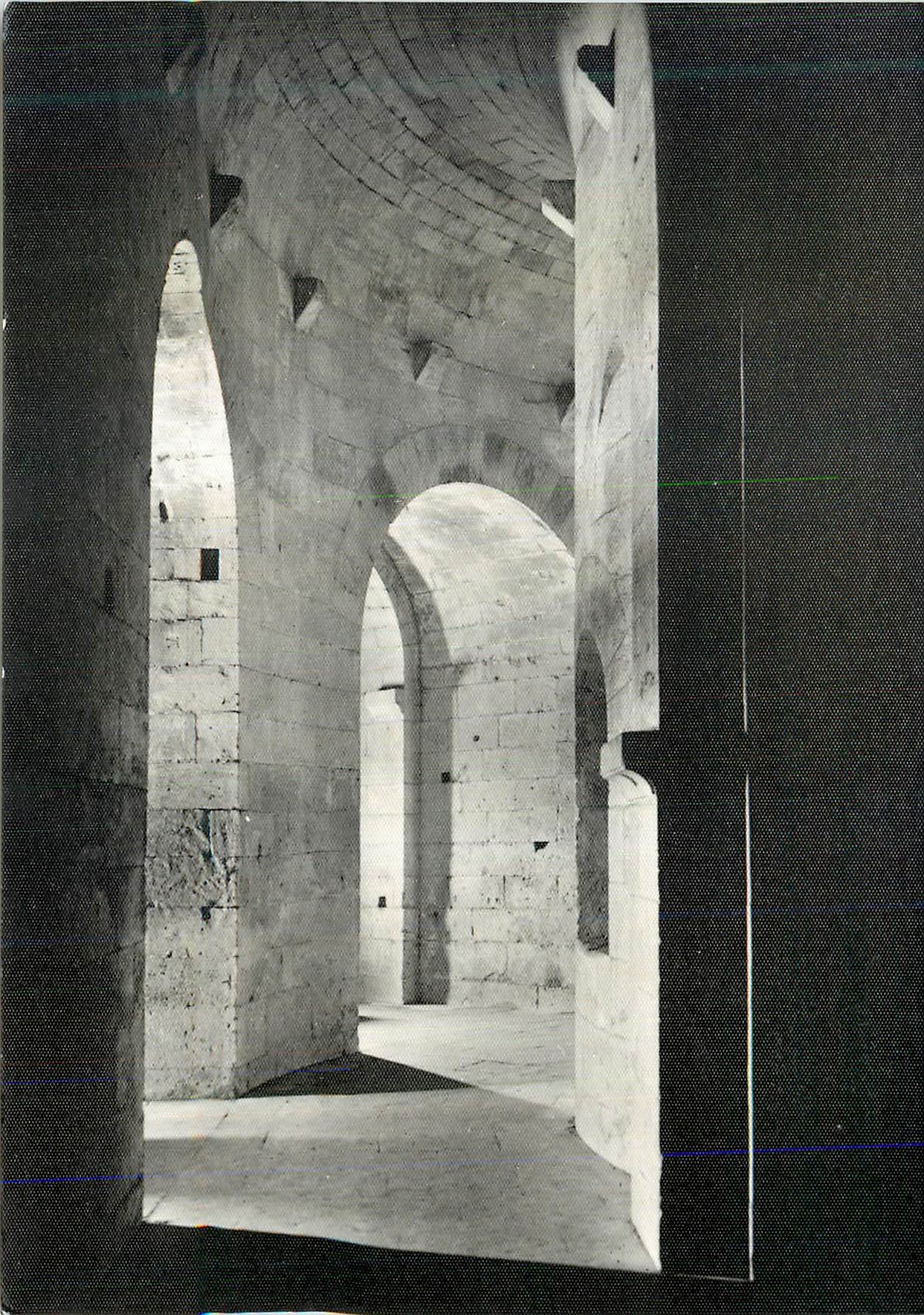Intérieur de l'abbaye de Fontfroide — vue des arcades — Éditeur : C. L. M. (n° 347)