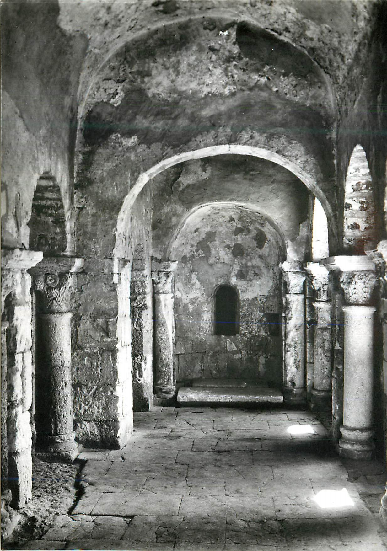 Intérieur de l'abbaye de Sainte-Marie de la Pierre — vue des arcades et colonnes — éditeur inconnu