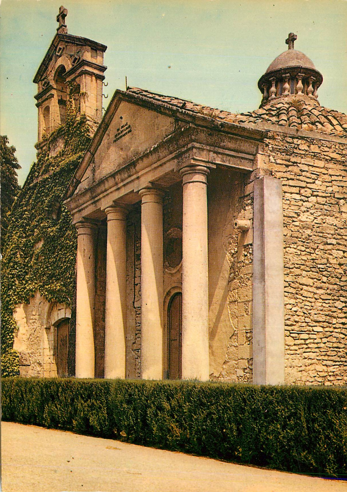 CPM Argilliers pres d'Uzes (Gard) Chateau du Baron de Castille Construit fin du XVIIIe s la Chapelle Saint Louis