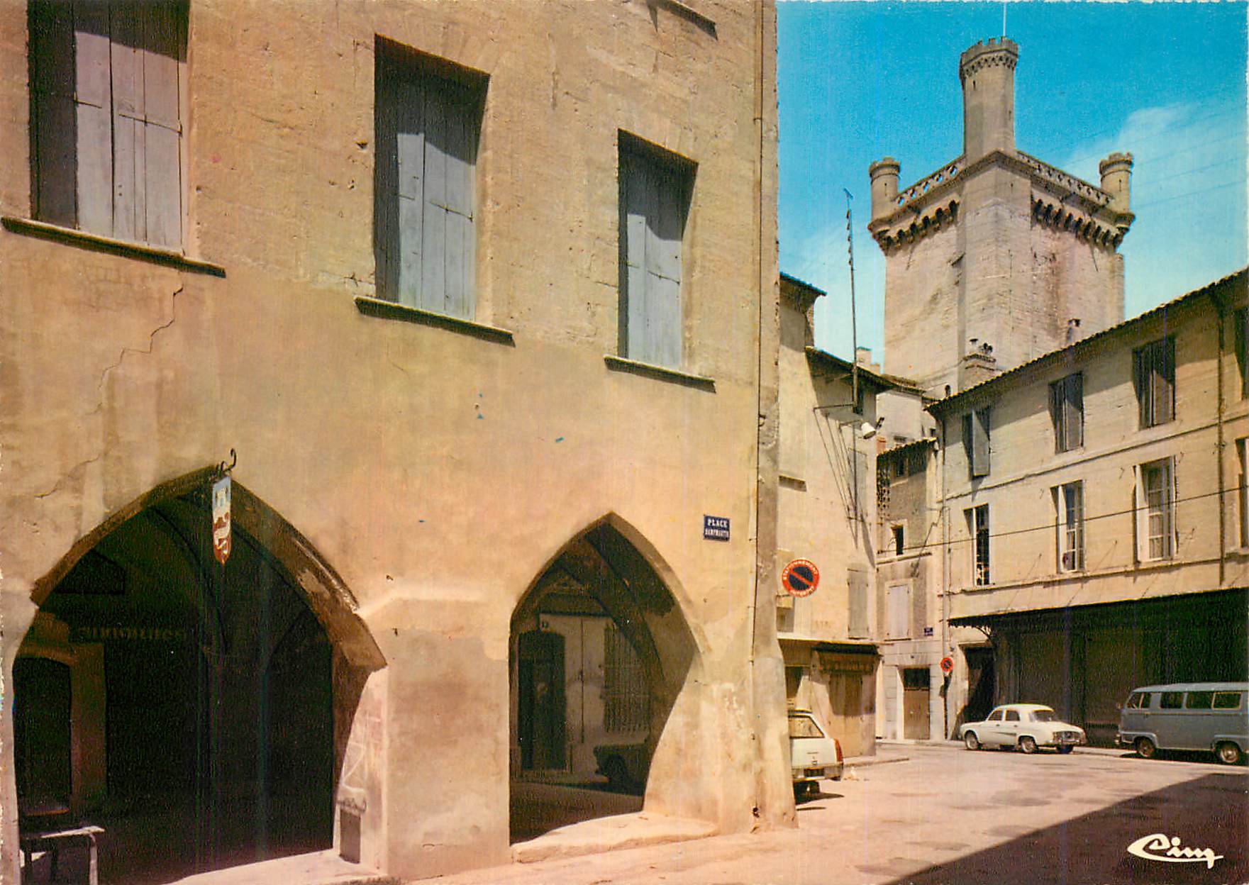 CPM Uzes (Gard) Premier Duche de France la Tour Bermonde et les Arceaux Vus de la Place Dampmartin