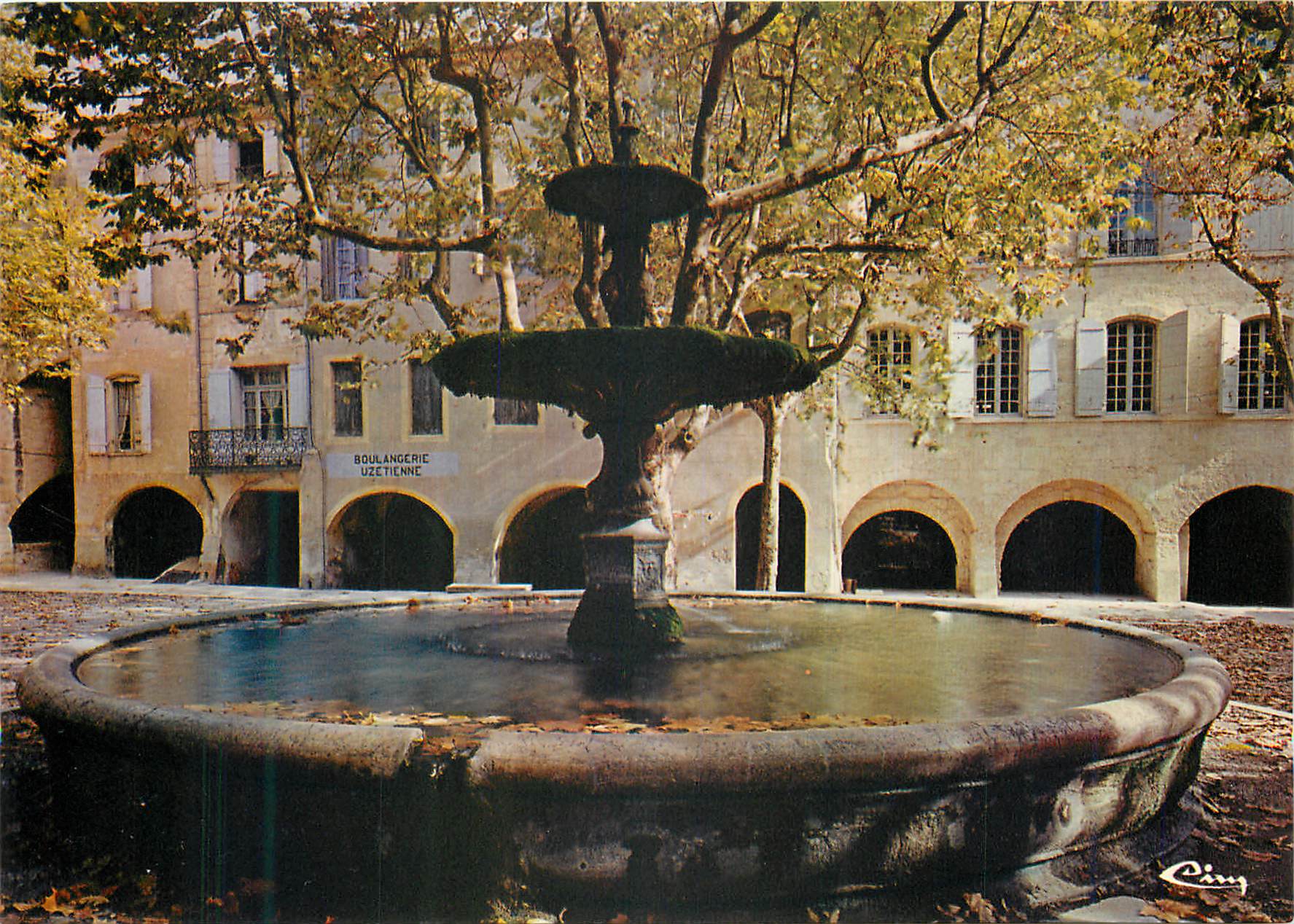 CPM Uzes (Gard) Premier Duche de France la Fontaine de la Place aux Herbes