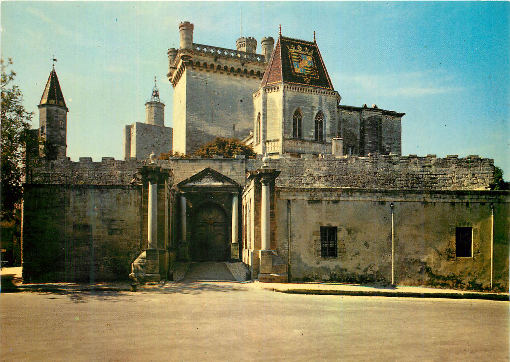 CPM Uzes (Gard) 1er Duche de France Residence de la Maison d'Uzes Depuis plus de 10 Siecles