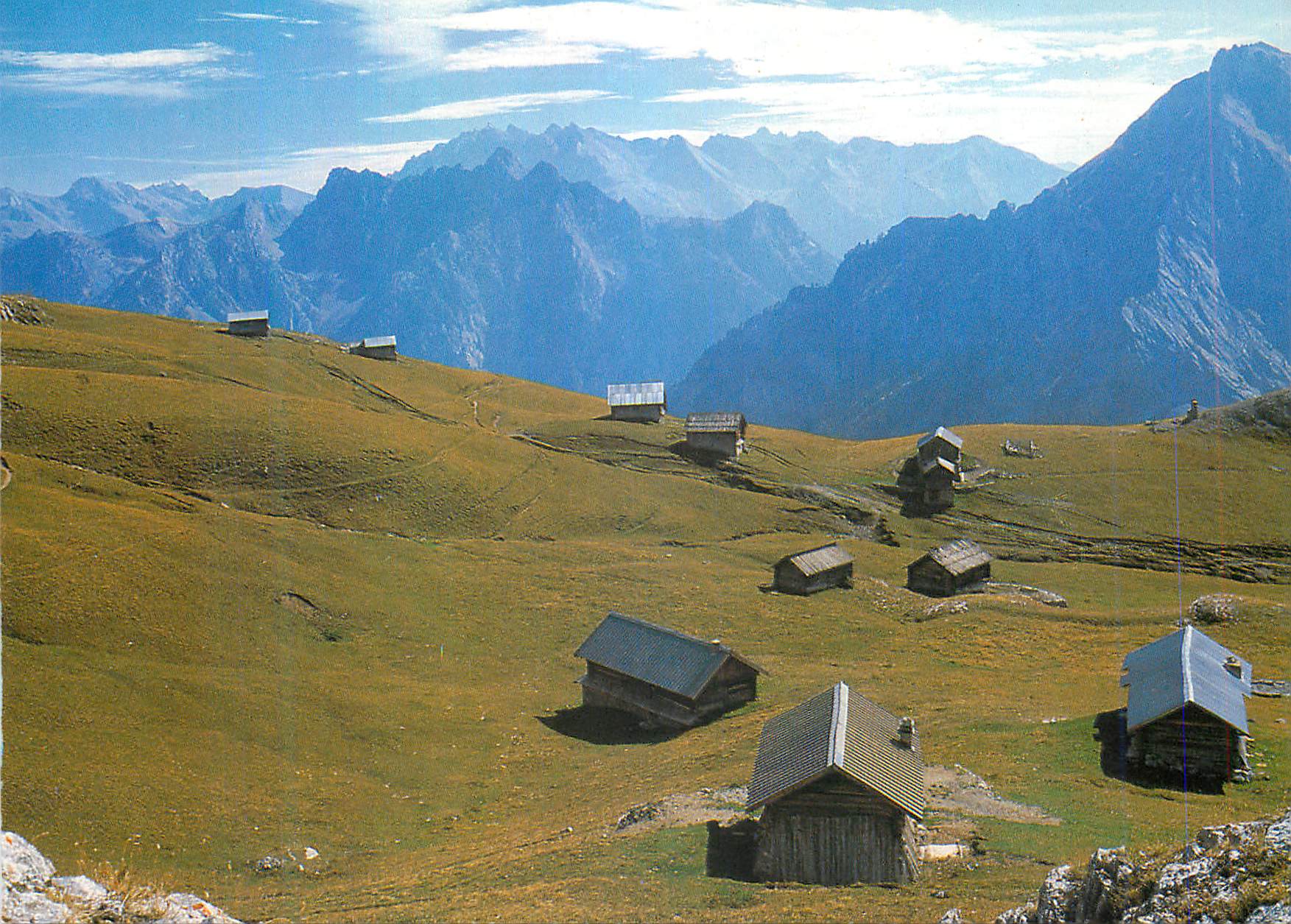 Chalets alpins — vue panoramique — éditeur non identifiable