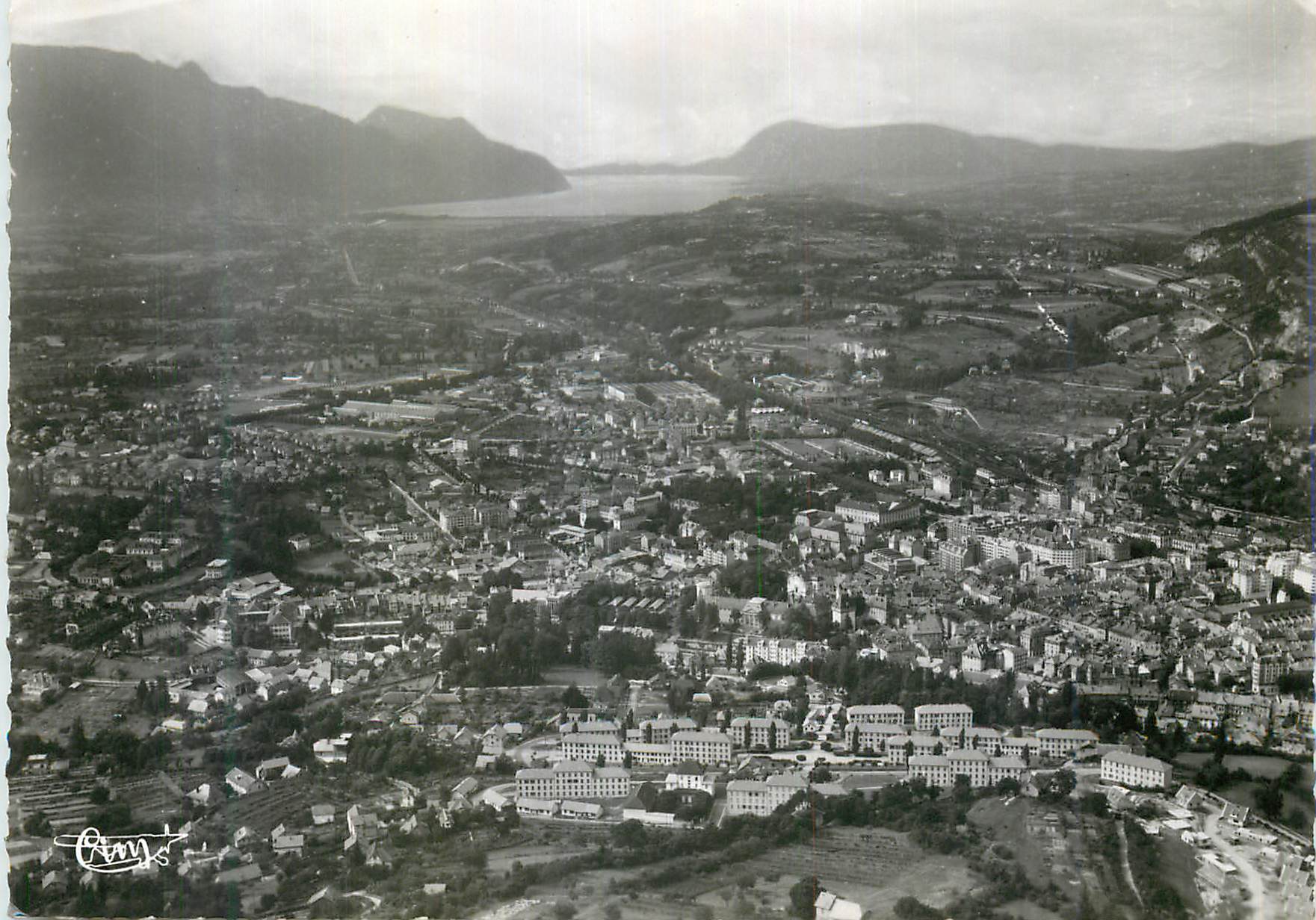 CPM Chambery (Savoie) Vue Aerinne au Fond le Lac du Bourget