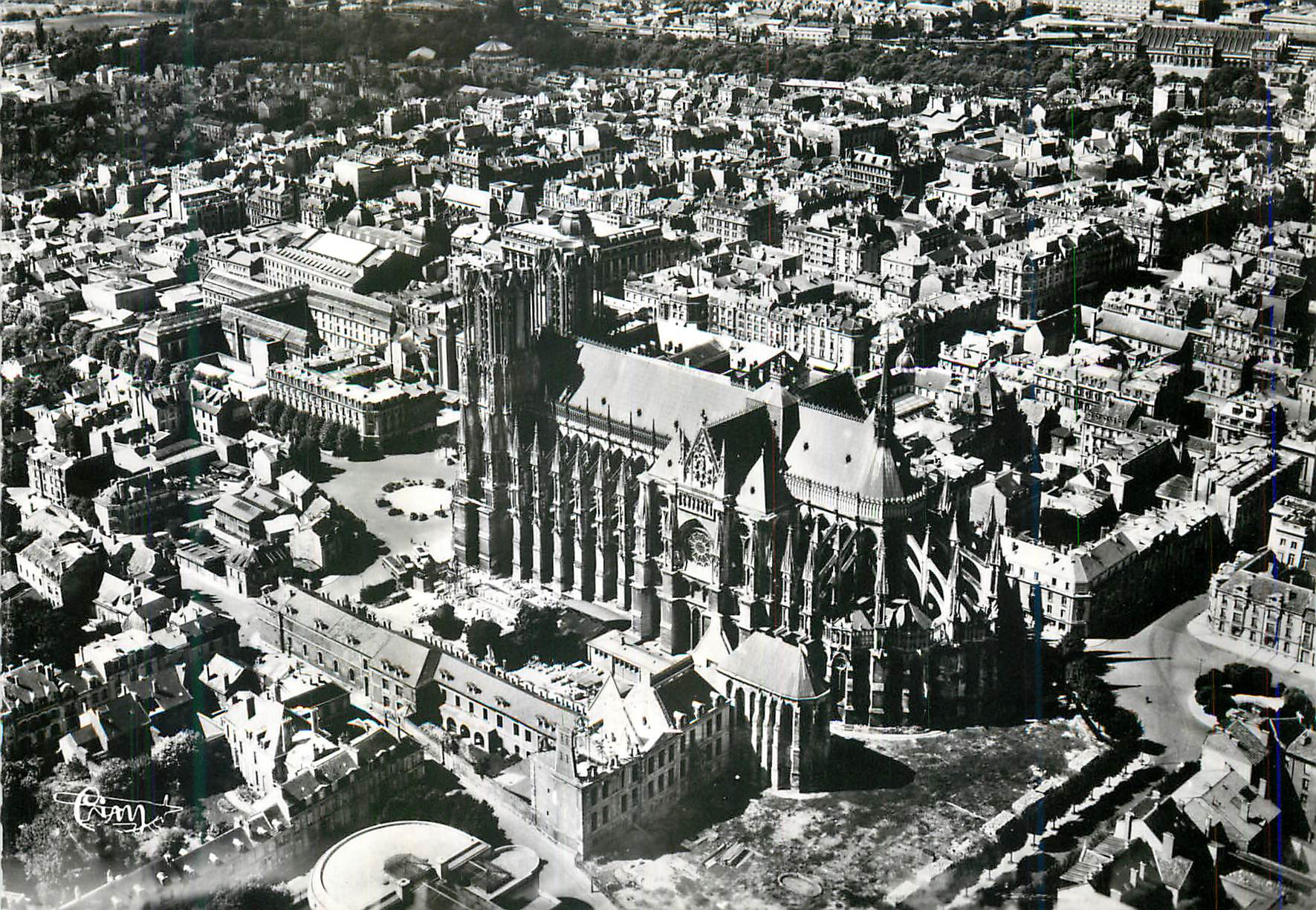 CPM Reims (Marne) Vue Aerienne la Cathedrale