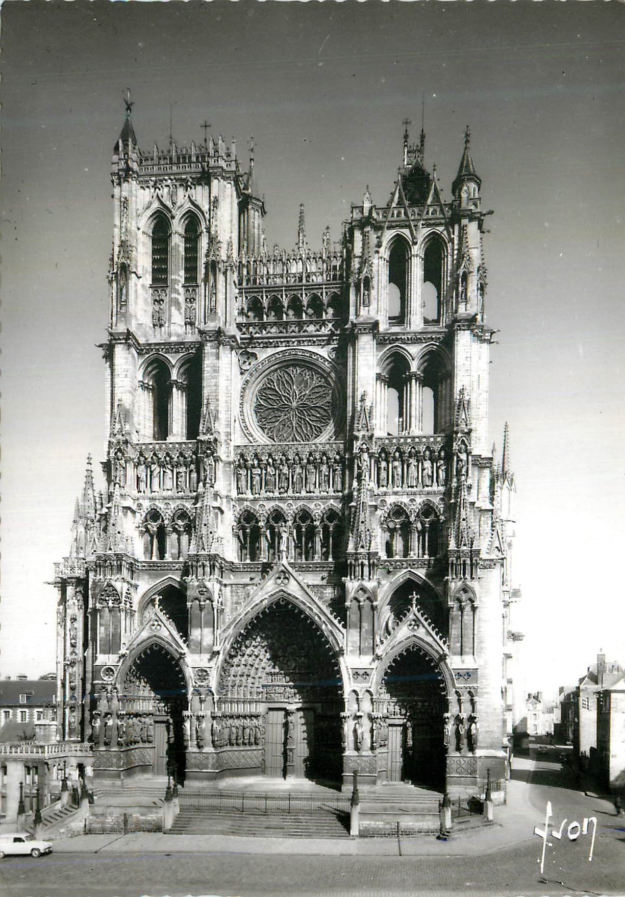 CPM Amiens (Somme) la Cathedrale (XIIIe s) le Plus Beau et le Plus Complet Monument de l'Art Gothique