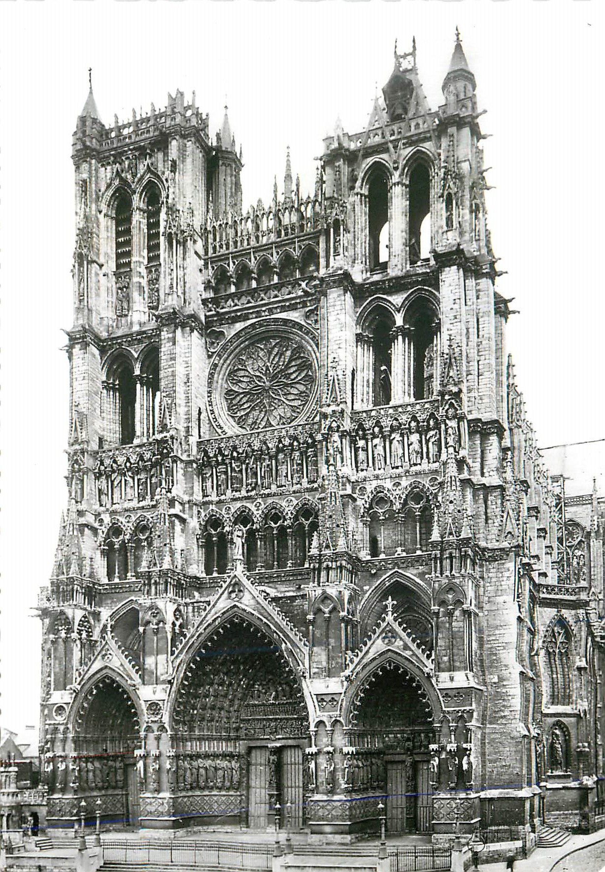 CPM Amiens (Somme) la Cathedrale