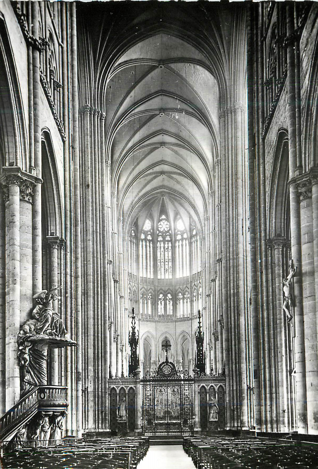 CPM Amiens (Somme) la Cathedrale la Nef