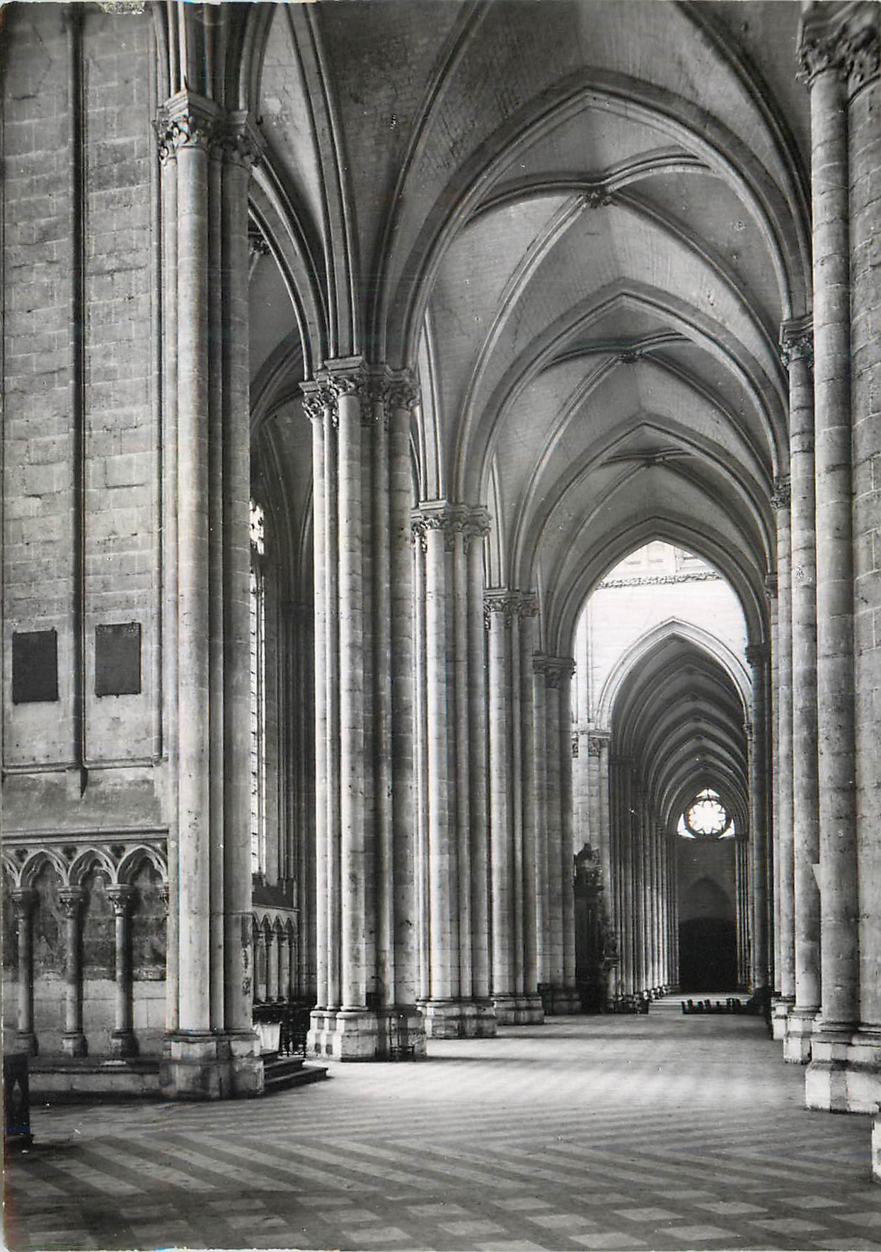 CPM Amiens (Somme) Cathedrale Notre Dame (XIIIe s) Bas Cote Sud