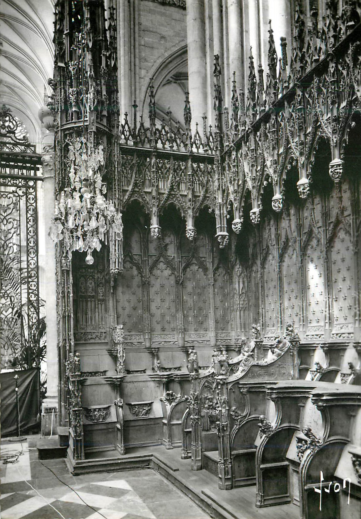 CPM Amiens (Somme) Interieur de la Cathedrale le Coin des Stalles (XVIe s)