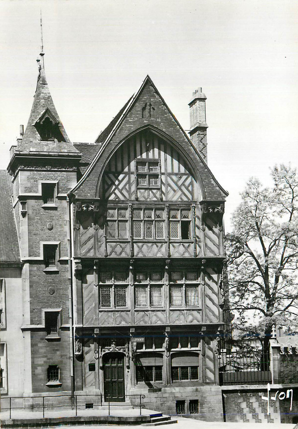 CPM Amiens (Somme) Vieille Maison Place de la Cathedrale